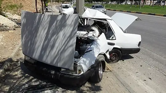 Direğe çarpan araç kağıt gibi ikiye katlandı
