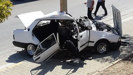 Direğe çarpan araç kağıt gibi ikiye katlandı