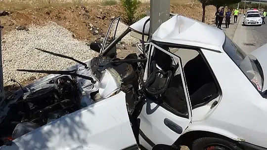 Direğe çarpan araç kağıt gibi ikiye katlandı
