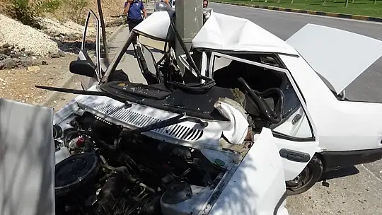 Direğe çarpan araç kağıt gibi ikiye katlandı