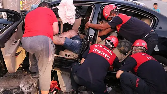 Direğe çarpan otomobilin sürücüsü araçta sıkıştı