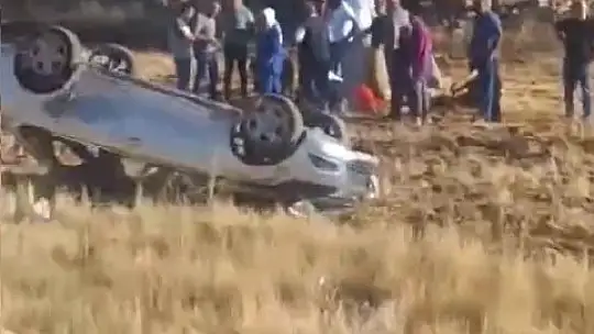 Direksiyon hakimiyetini kaybeden otomobil tarlaya uçtu: 3'ü çocuk 5 yaralı