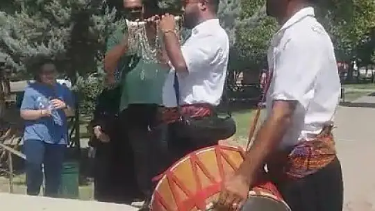 Direksiyon sınavını geçen eşini davul zurnayla karşıladı