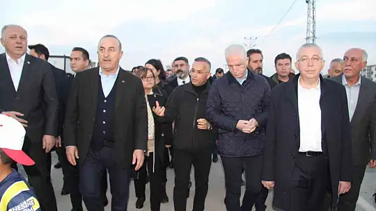Dışişleri Bakanı Çavuşoğlu iftarını depremzedelerle yaptı