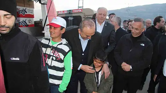 Dışişleri Bakanı Çavuşoğlu iftarını depremzedelerle yaptı