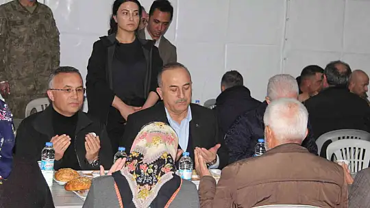 Dışişleri Bakanı Çavuşoğlu iftarını depremzedelerle yaptı