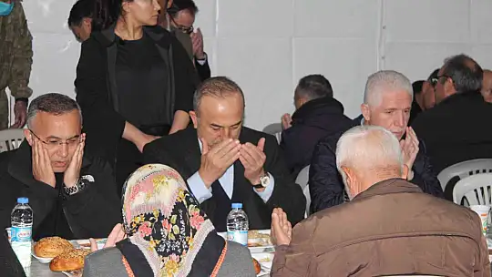 Dışişleri Bakanı Çavuşoğlu iftarını depremzedelerle yaptı