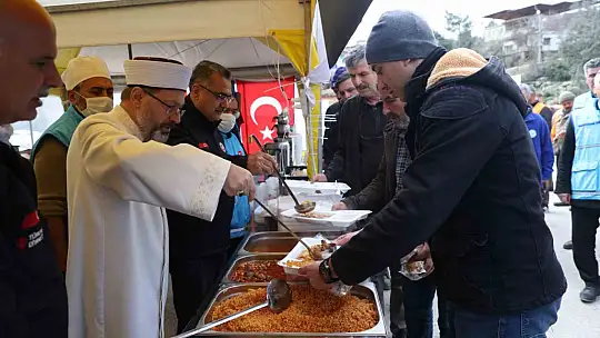 Diyanet İşleri Başkanı Erbaş, Nurdağı'nda konteyner kenti ziyaret etti