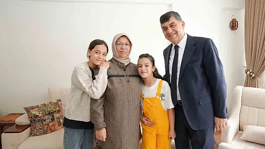 Doktor olmak isteyen öğrenciyi evinde ziyaret etti