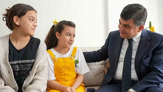 Doktor olmak isteyen öğrenciyi evinde ziyaret etti
