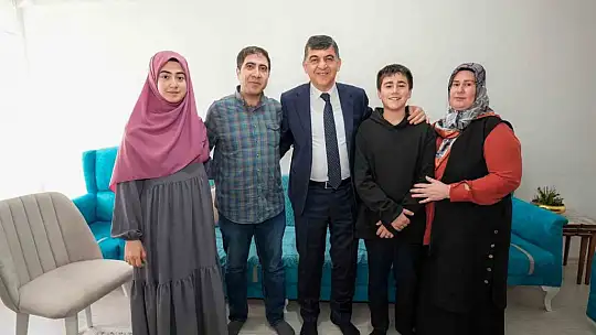 Doktor olmak isteyen öğrenciyi evinde ziyaret etti