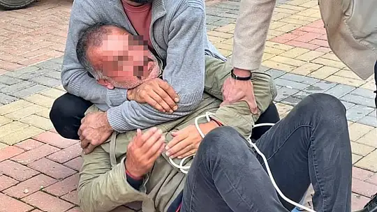 Dolandırıcılık şüphelisi, esnaf tarafından yakalanıp kaçmaması için elektrik kablosuyla bağlandı