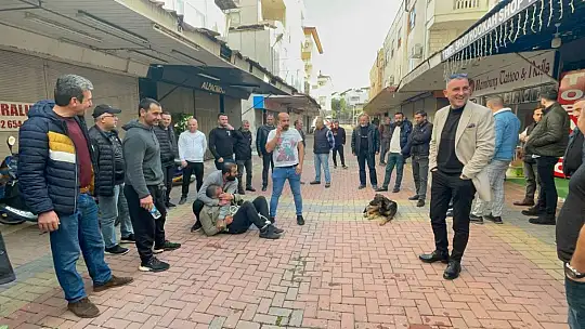 Dolandırıcılık şüphelisi, esnaf tarafından yakalanıp kaçmaması için elektrik kablosuyla bağlandı
