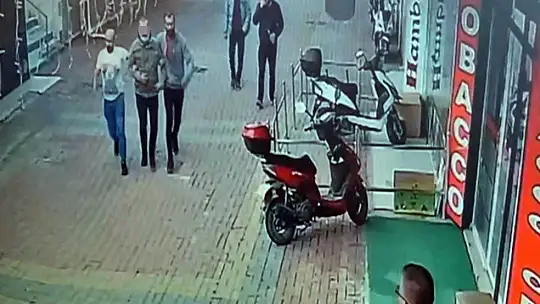 Dolandırıcılık şüphelisi, esnaf tarafından yakalanıp kaçmaması için elektrik kablosuyla bağlandı