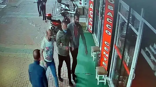 Dolandırıcılık şüphelisi, esnaf tarafından yakalanıp kaçmaması için elektrik kablosuyla bağlandı