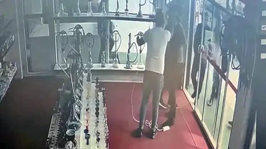Dolandırıcılık şüphelisi, esnaf tarafından yakalanıp kaçmaması için elektrik kablosuyla bağlandı