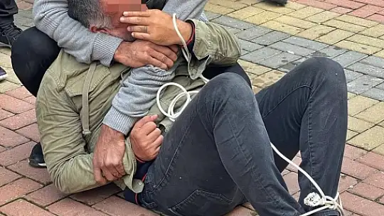 Dolandırıcılık şüphelisi, esnaf tarafından yakalanıp kaçmaması için elektrik kablosuyla bağlandı