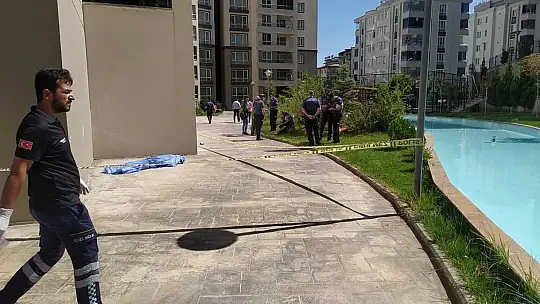 Dördüncü kattan düşen yaşlı adam hayatını kaybetti