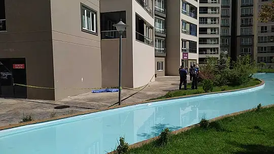 Dördüncü kattan düşen yaşlı adam hayatını kaybetti