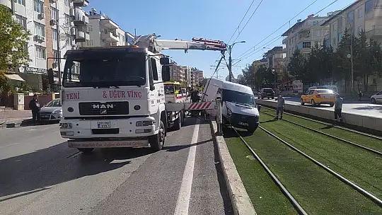 Dört araç birbirine girdi, araçlardan biri tramvay yoluna uçtu