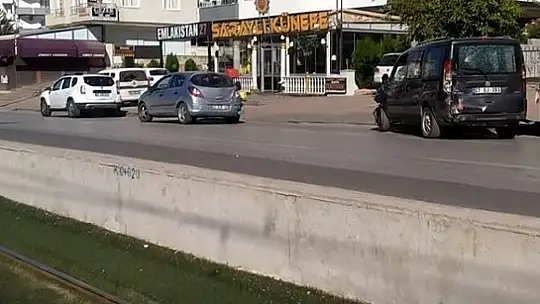 Dört araç birbirine girdi, araçlardan biri tramvay yoluna uçtu