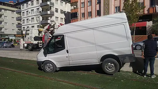 Dört araç birbirine girdi, araçlardan biri tramvay yoluna uçtu