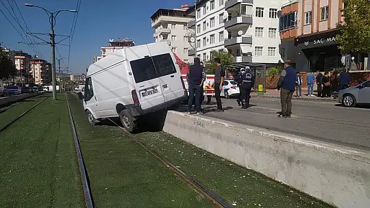 Dört araç birbirine girdi, araçlardan biri tramvay yoluna uçtu