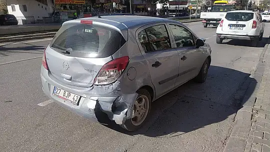 Dört araç birbirine girdi, araçlardan biri tramvay yoluna uçtu