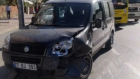 Dört araç birbirine girdi, araçlardan biri tramvay yoluna uçtu