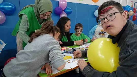 Down sendromlu çocuklar farkındalık günü etkinliğinde doyasıya eğlendi