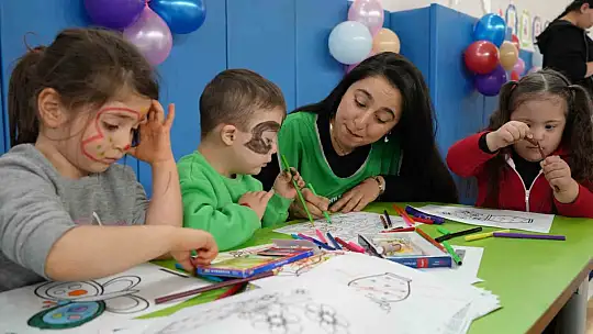 Down sendromlu çocuklar farkındalık günü etkinliğinde doyasıya eğlendi