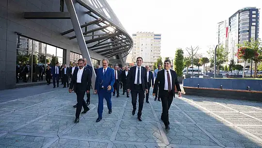 D.T. Şehitkamil Sahnesi'ne övgü dolu sözler