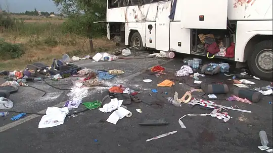 Düğün yolculuğu facia ile sonuçlandı: 1'i polis 6 kişi öldü, 42 kişi yaralandı