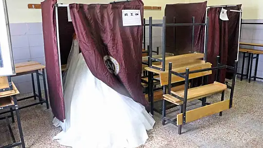 Düğünleri seçimle çakışınca gelinlik ve damatlıkla oy kullanmaya geldiler