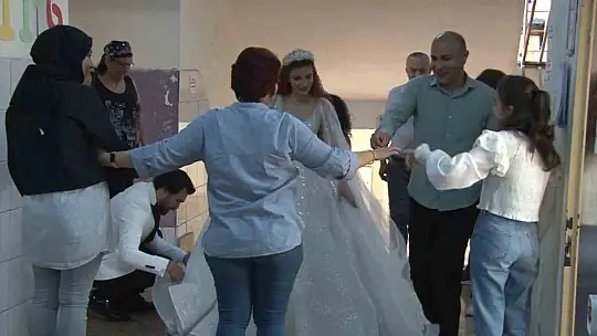Düğünleri seçimle çakışınca gelinlik ve damatlıkla oy kullanmaya geldiler