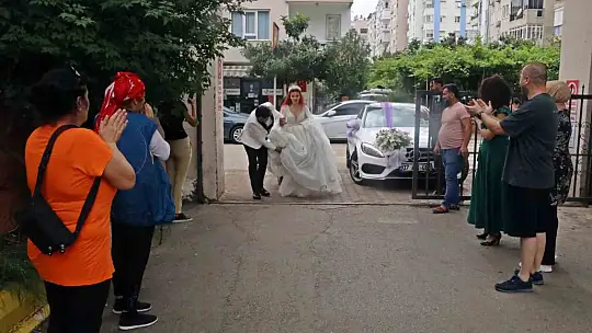 Düğünleri seçimle çakışınca gelinlik ve damatlıkla oy kullanmaya geldiler