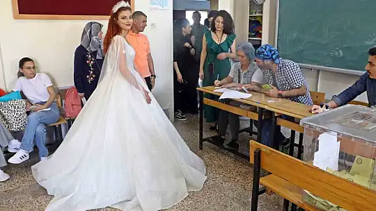 Düğünleri seçimle çakışınca gelinlik ve damatlıkla oy kullanmaya geldiler
