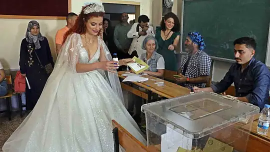 Düğünleri seçimle çakışınca gelinlik ve damatlıkla oy kullanmaya geldiler