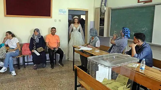 Düğünleri seçimle çakışınca gelinlik ve damatlıkla oy kullanmaya geldiler