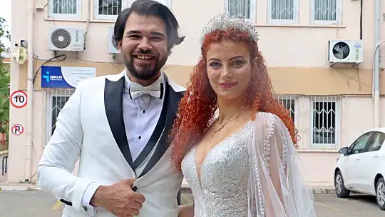 Düğünleri seçimle çakışınca gelinlik ve damatlıkla oy kullanmaya geldiler