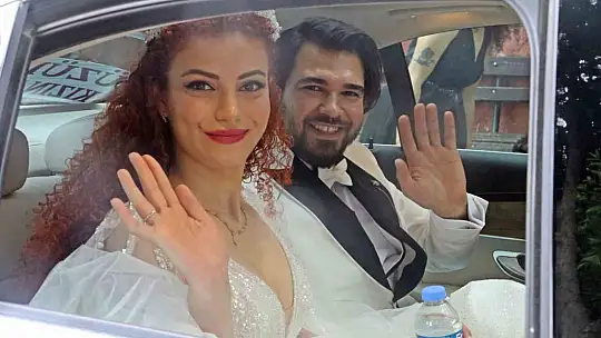 Düğünleri seçimle çakışınca gelinlik ve damatlıkla oy kullanmaya geldiler