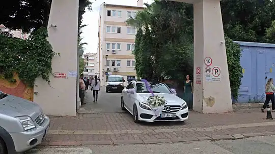 Düğünleri seçimle çakışınca gelinlik ve damatlıkla oy kullanmaya geldiler