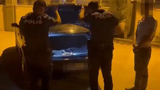Durdurulan aracın teyp kısmından uyuşturucu çıktı: 1 gözaltı