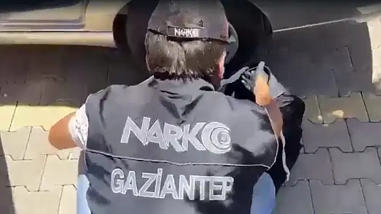 Durdurulan araçtan valiz valiz uyuşturucu çıktı