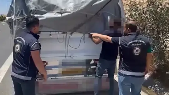 Durdurulan kamyonetin kasasında 43 düzensiz göçmen yakalandı