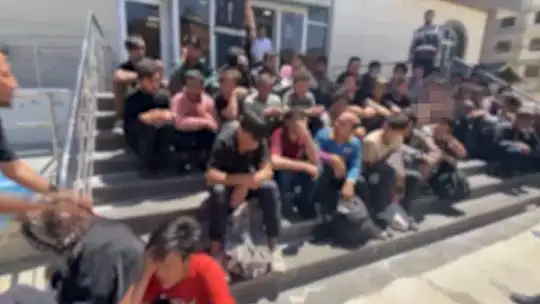 Durdurulan kamyonetin kasasında 43 düzensiz göçmen yakalandı