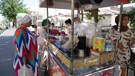 Dut ağacının altında, dut suyu satıyor