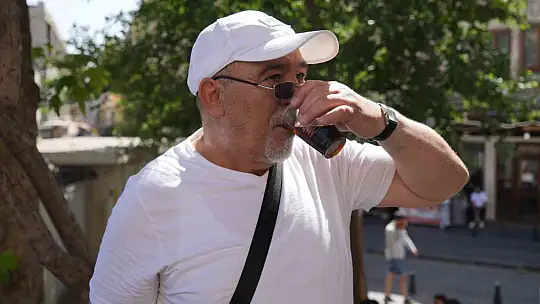 Dut ağacının altında, dut suyu satıyor