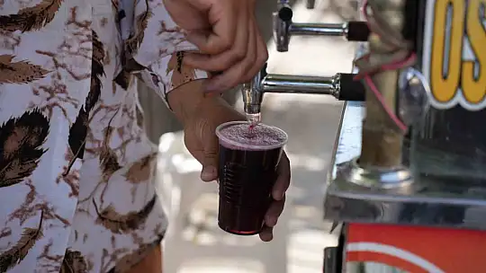 Dut ağacının altında, dut suyu satıyor