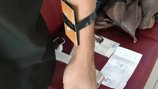 Ehliyet sınavında 10 bin TL'lik kopya düzeneği ile yakalandı